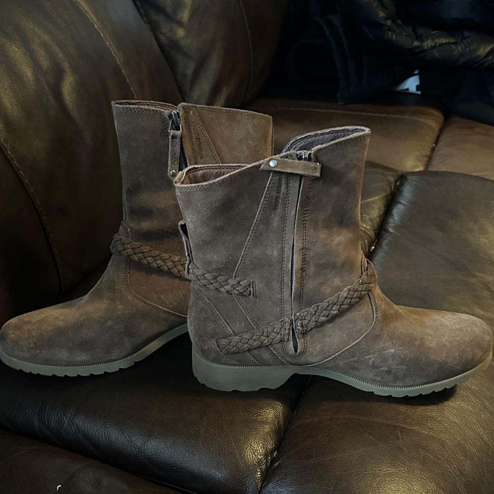 Teva Women's tan suede Ankle Boots - Picture 11 of 11